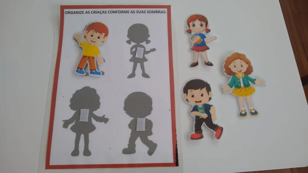 Atividade de associar crianças às suas sombras