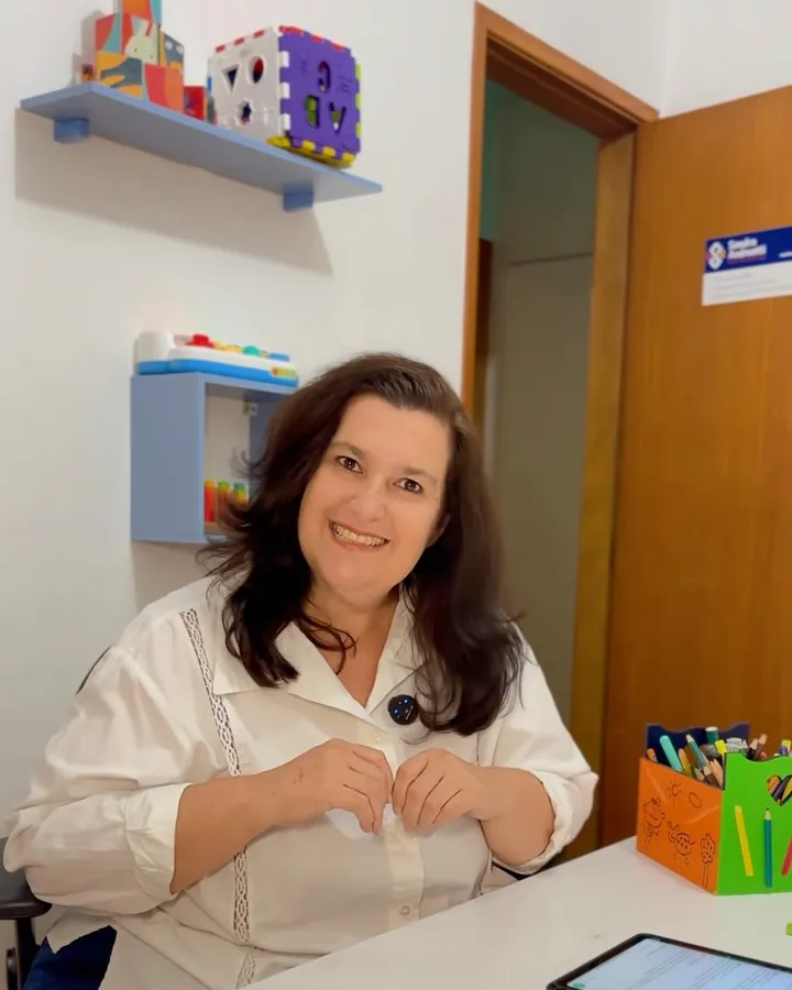 Sandra Andreotti à mesa de atendimento na Clínica CEAR, em São Roque