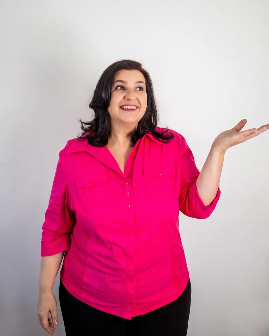Sandra Andreotti em gesto de apresentação, como em suas palestras